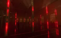 Nave industrial con columnas iluminadas en rojo