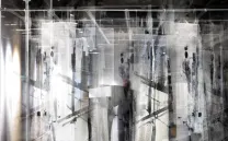 sombras pasean por una instalación