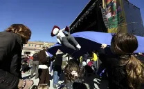 Muñeco lanzado al aire por la gente