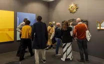 GRUPO DE GENTE ADMIRA OBRAS DE ARTE