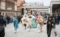 Gente disfrazada desfila por Matadero Madrid