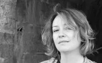 Rostro de mujer en blanco y negro