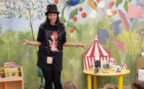 Chica con chistera cuenta un cuento