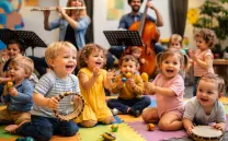 bebés jugando contentos