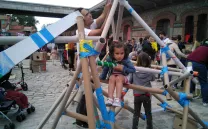 NIÑOS Y NIÑAS JUGANDO CON PIEZAS DE CARTÓN