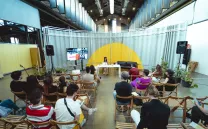 ponente da una charla con un telón de fondo