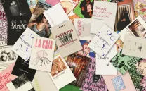 Fanzines apilados en una mesa