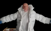 Hombre con un abrigo blanco