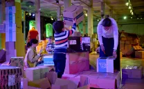 Niño juega con cajas de cartón