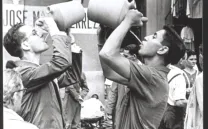 2 hombres bebiendo de un botijo