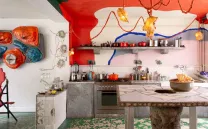Cocina con hinchables en las paredes