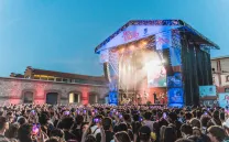 Gente frente a un escenario asiste a un concierto