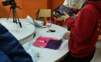 un niño observa unos objetos en una mesa