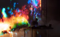 Pared iluminada con luces de colores