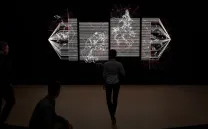 Una persona de espaldas observa una estructura de luces blancas