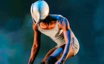 Figura humana con máscara futurista