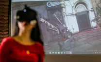mujer en priner plano con gafas de realidad virtual y una pantalla de fondo