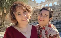 Dos mujeres miran a cámara sonrientes