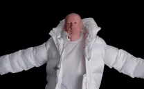 Hombre con abrigo blanco