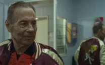 Un hombre se mira al espejo