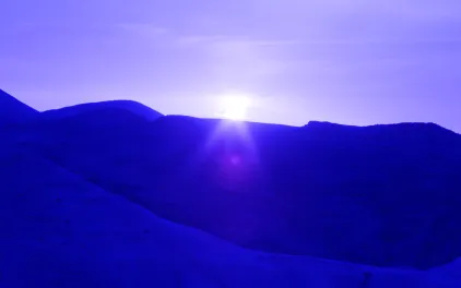 Fotograma Mitahat le shemesh khula (Bajo un sol azul), de Daniel Mann
