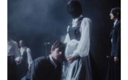 Hombre recuesta su cabeza sobre el vientre de una mujer embarazada