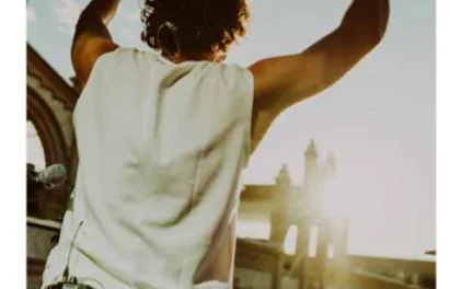 Un batería saluda al público con las baquetas en alto