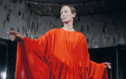 mujer vestida de rojo