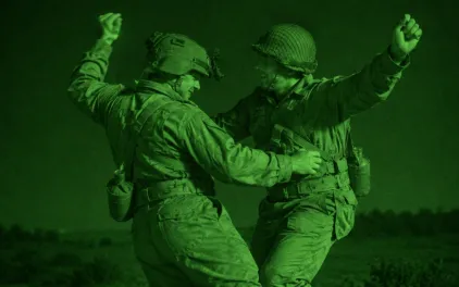 dos soldados bailan con un filtro de color verde
