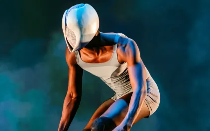 Figura humana con casco blanco