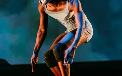Figura humana con casco blanco
